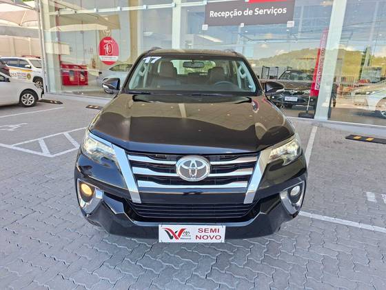 TOYOTA HILUX SW4 2.8 SRX 4X4 7 LUGARES 16V TURBO INTERCOOLER DIESEL 4P AUTOMÁTICO